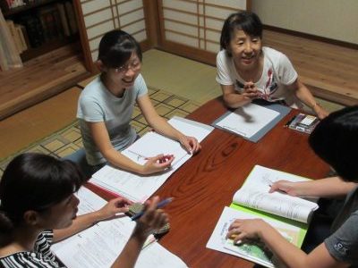 楽しい雰囲気で勉強中☆講師との距離も近いので気軽に質問できます。